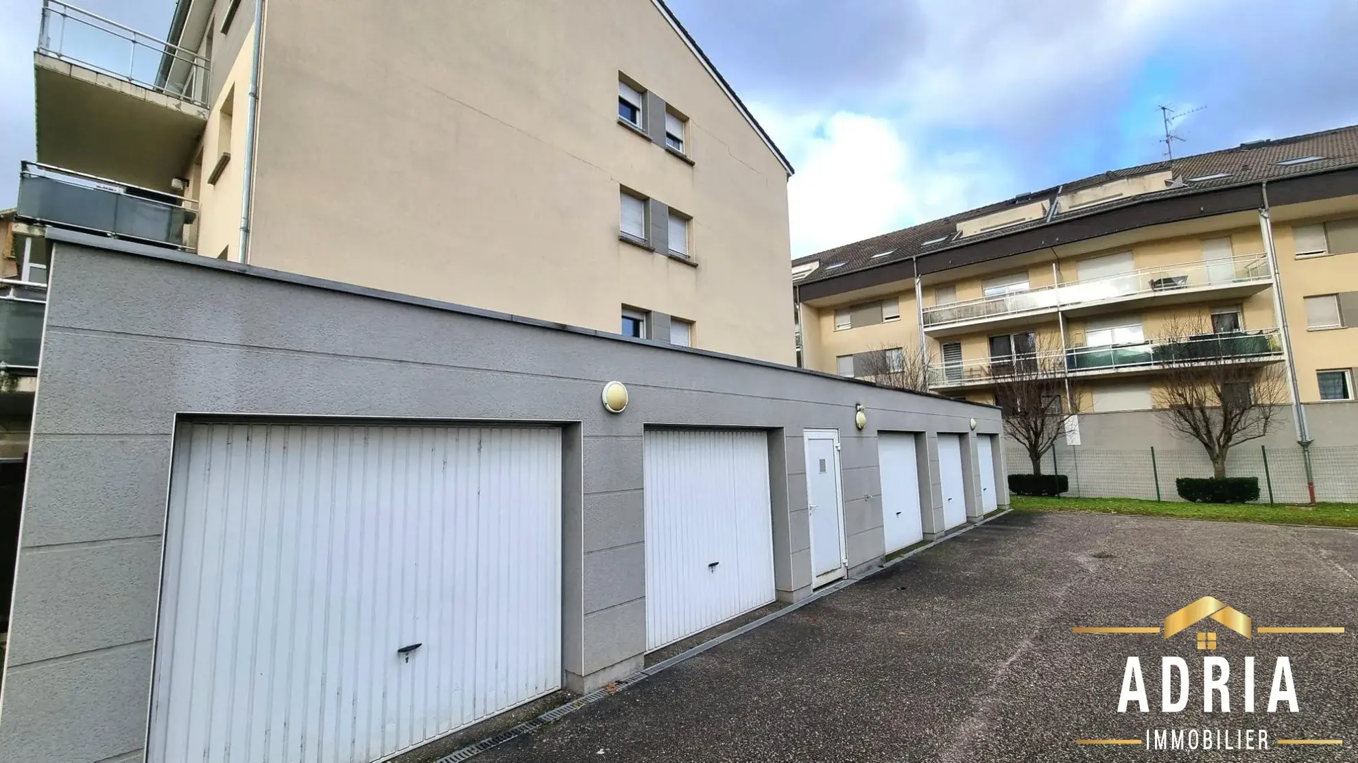 Appartement lumineux de 3 pièces à Rombas avec terrasse, parking et garage 