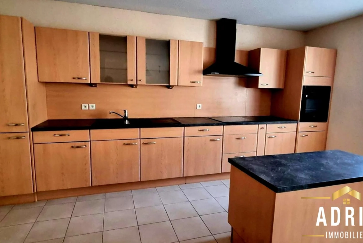 Appartement lumineux de 3 pièces à Rombas avec terrasse, parking et garage 