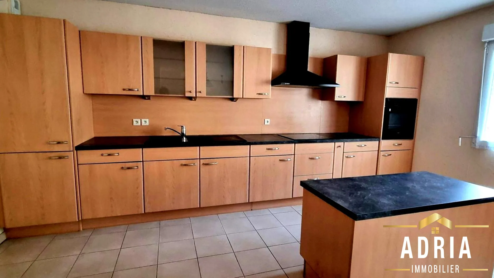 Appartement lumineux de 3 pièces à Rombas avec terrasse, parking et garage 