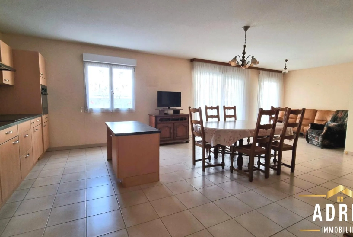 Appartement lumineux de 3 pièces à Rombas avec terrasse, parking et garage 