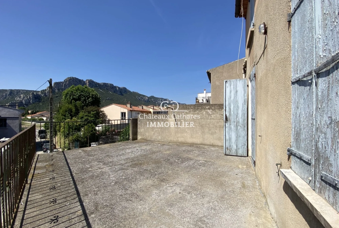 Maison ancienne à rénover à Saint-Paul-de-Fenouillet avec terrasse et garages 
