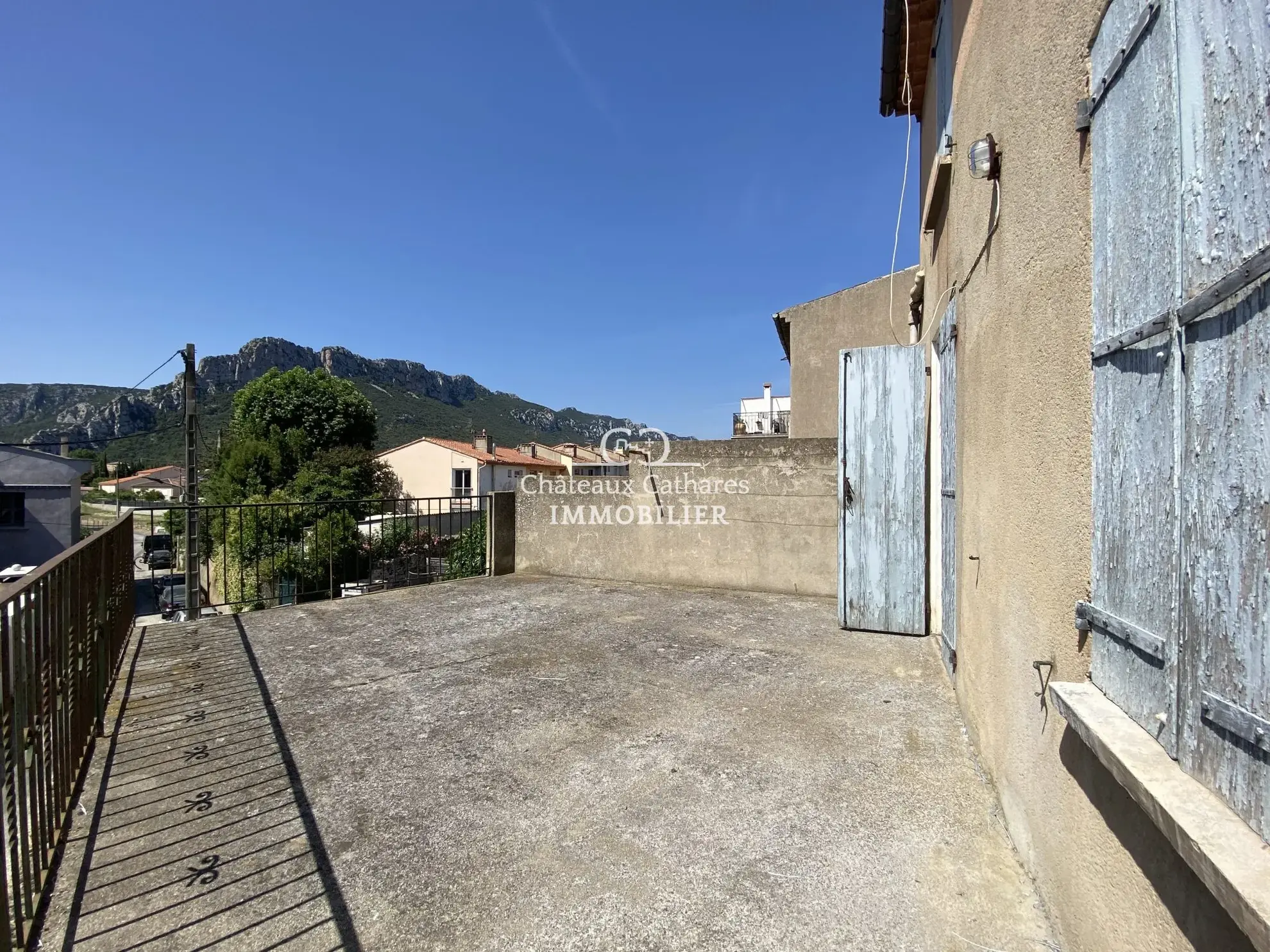 Maison ancienne à rénover à Saint-Paul-de-Fenouillet avec terrasse et garages 