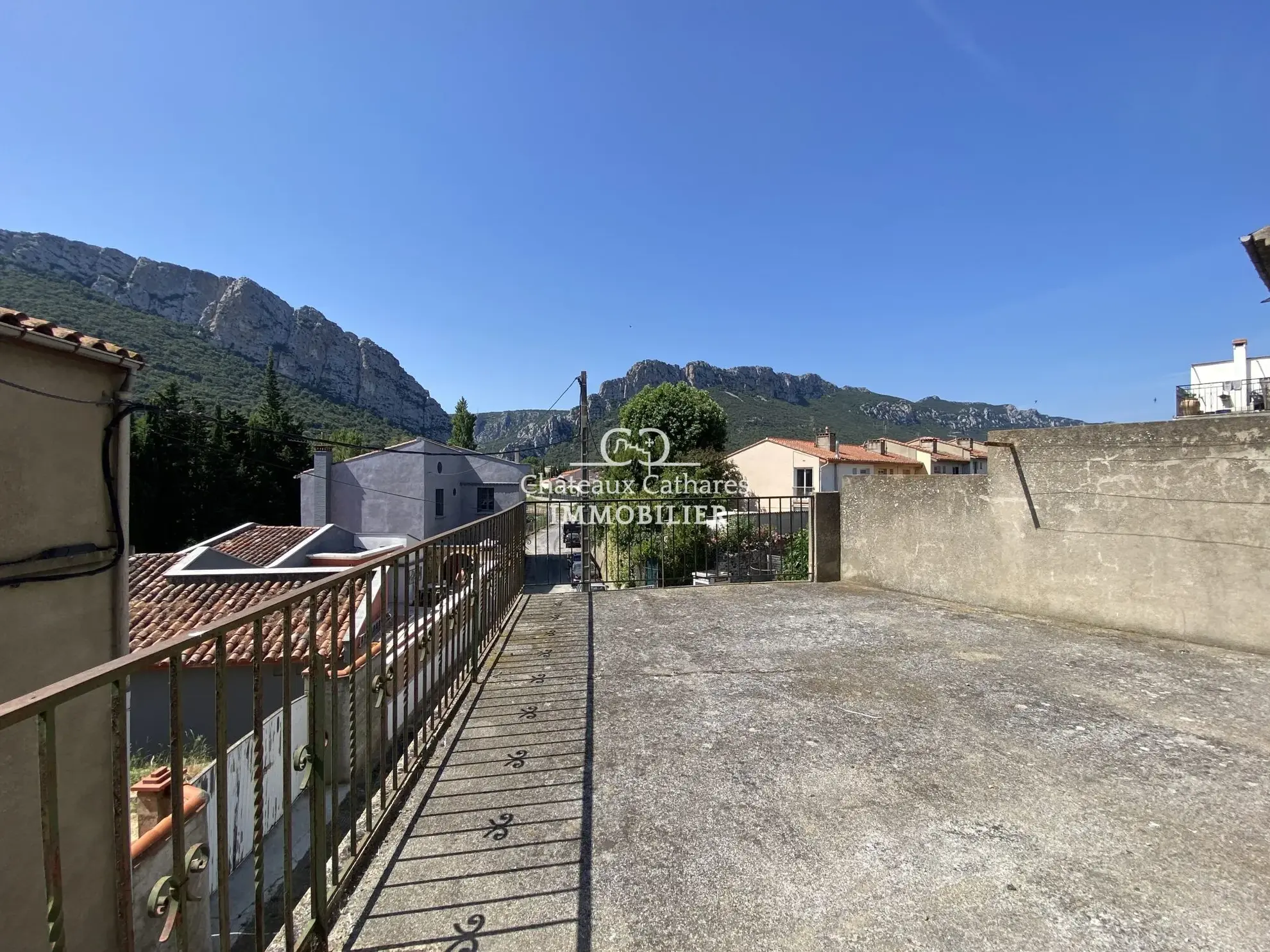Maison ancienne à rénover à Saint-Paul-de-Fenouillet avec terrasse et garages 