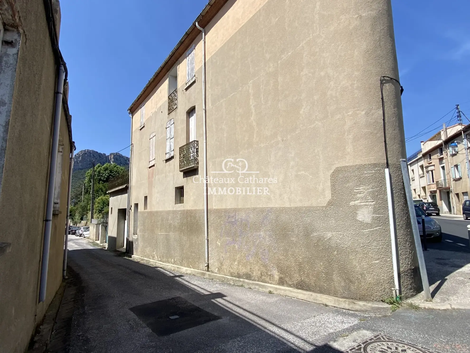 Maison ancienne à rénover à Saint-Paul-de-Fenouillet avec terrasse et garages 