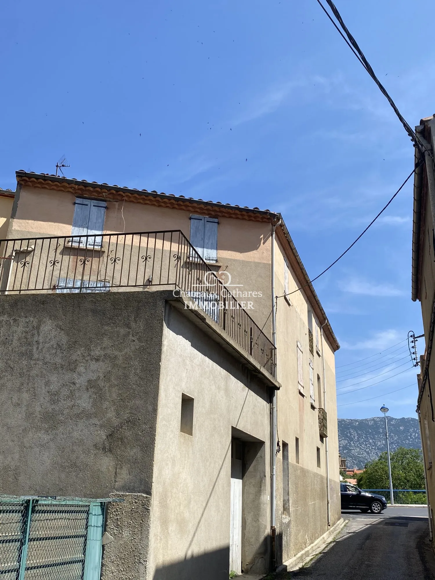 Maison ancienne à rénover à Saint-Paul-de-Fenouillet avec terrasse et garages 