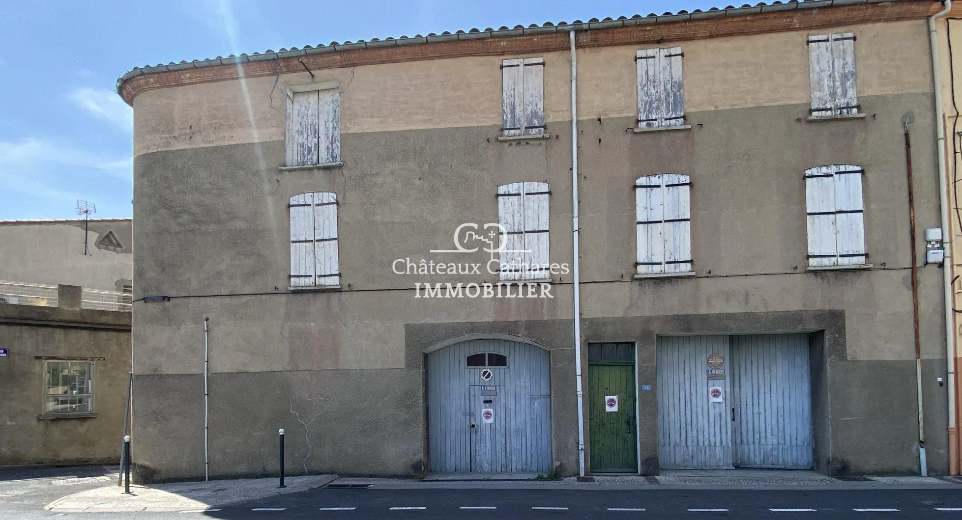 Maison ancienne à rénover à Saint-Paul-de-Fenouillet avec terrasse et garages 
