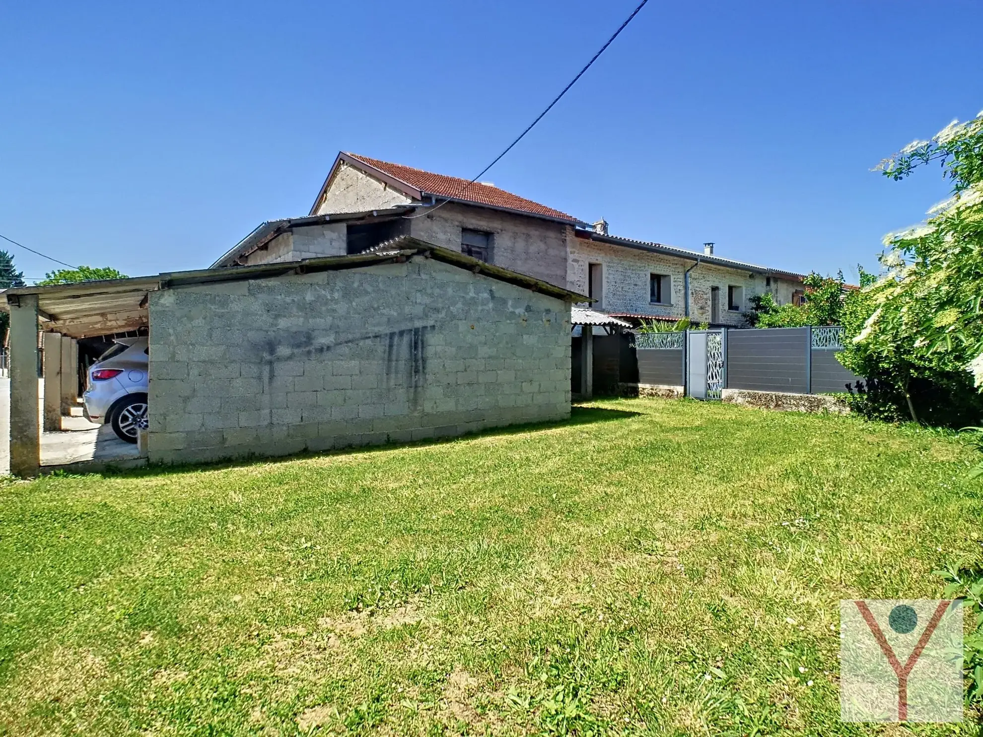 Bâtiment à rénover à Pont-d'Ain sur 359 m² - Possibilité de développement 