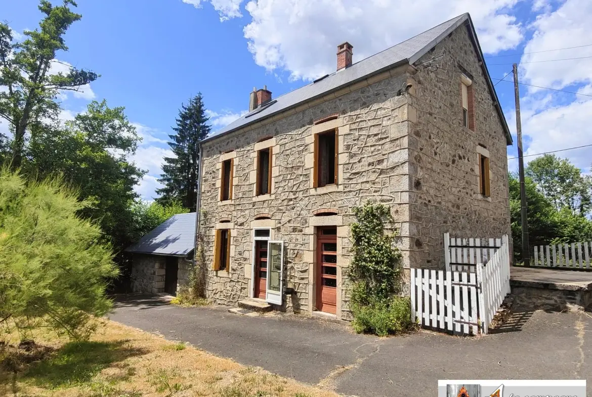 Ensemble immobilier en pierres avec grandes dépendances à Charensat 