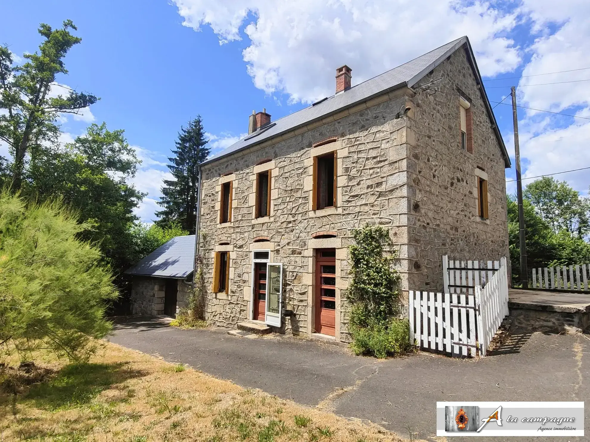 Ensemble immobilier en pierres avec grandes dépendances à Charensat 