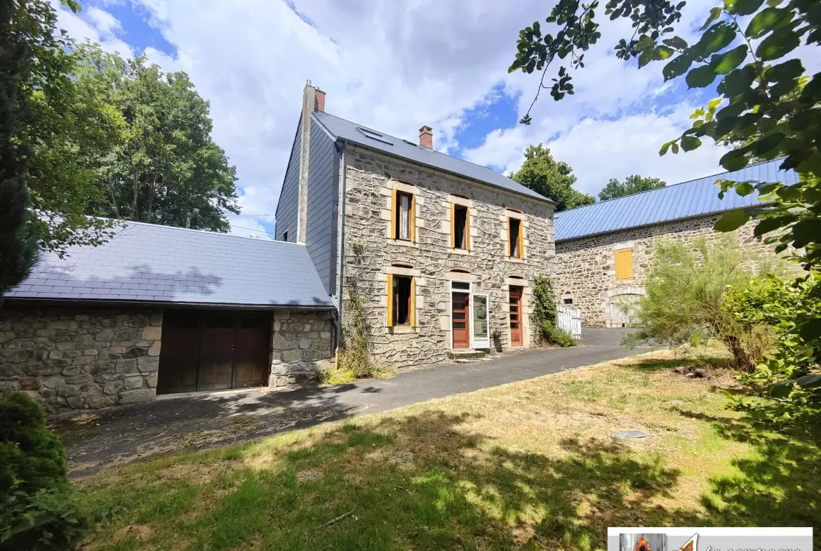 Ensemble immobilier en pierres avec grandes dépendances à Charensat 
