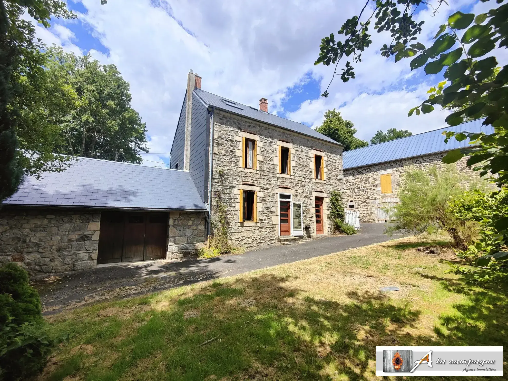 Ensemble immobilier en pierres avec grandes dépendances à Charensat 