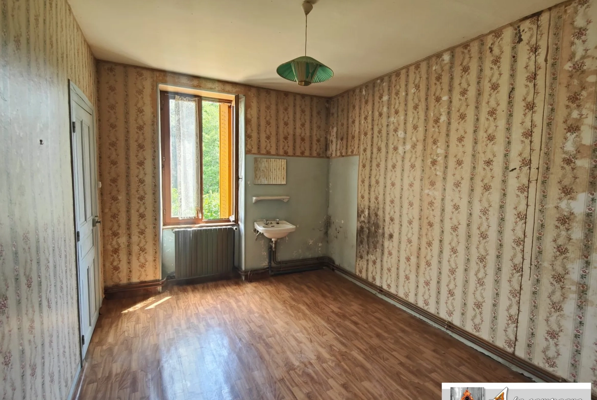 Ensemble immobilier en pierres avec grandes dépendances à Charensat 