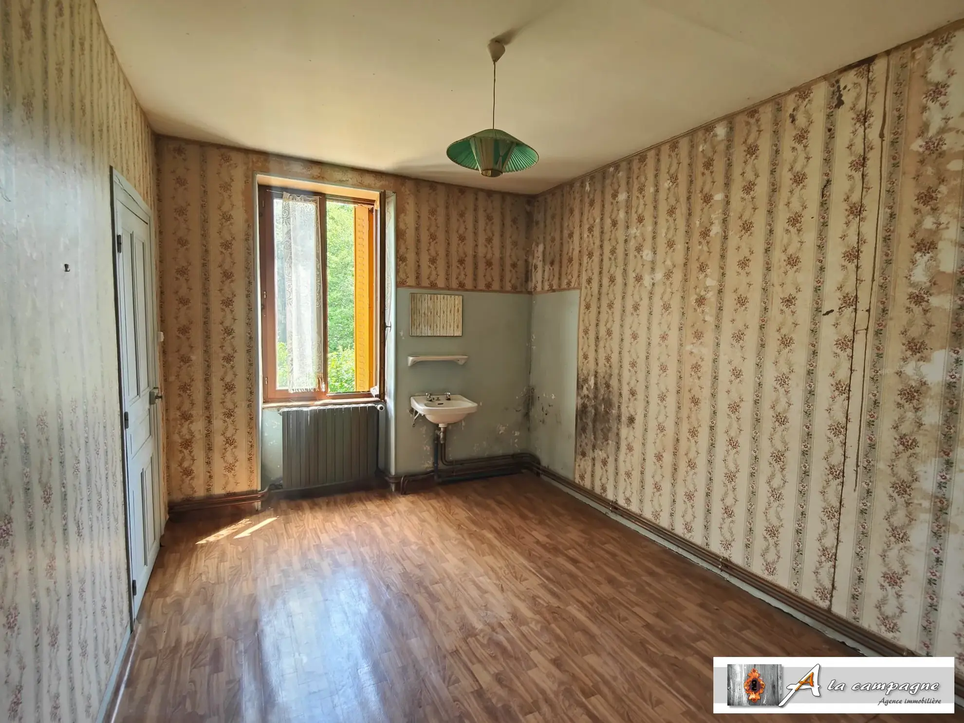 Ensemble immobilier en pierres avec grandes dépendances à Charensat 
