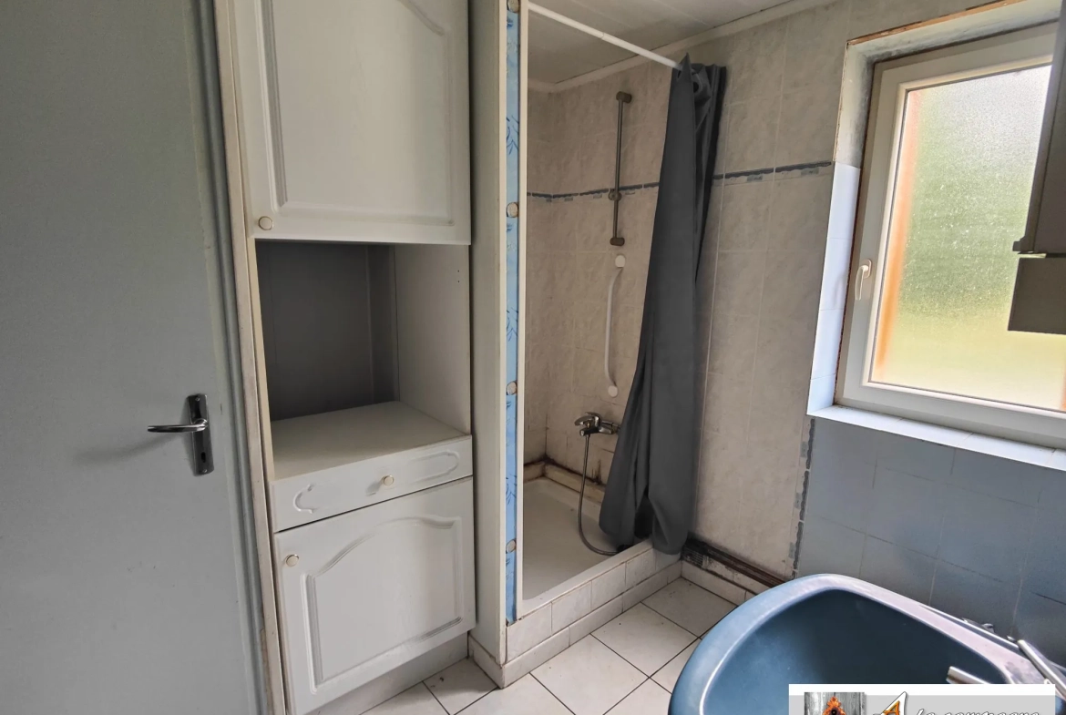 Ensemble immobilier en pierres avec grandes dépendances à Charensat 