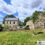 Ensemble immobilier en pierres avec grandes dépendances à Charensat