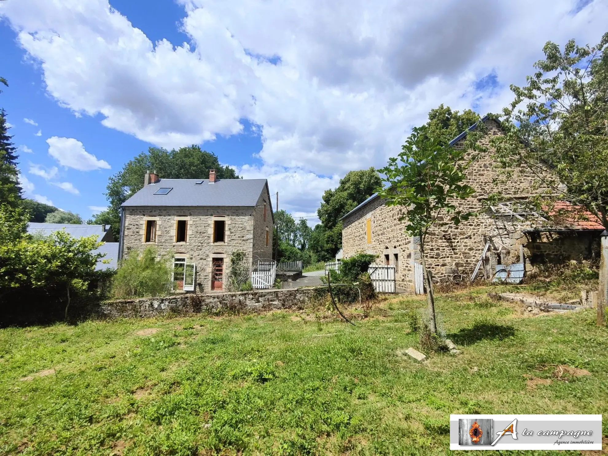 Ensemble immobilier en pierres avec grandes dépendances à Charensat 