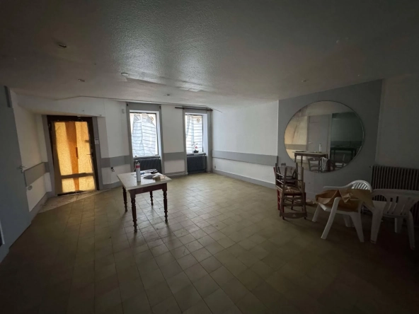 Appartement à rénover de 35m² à Violay, centre-ville, potentiel à exploiter