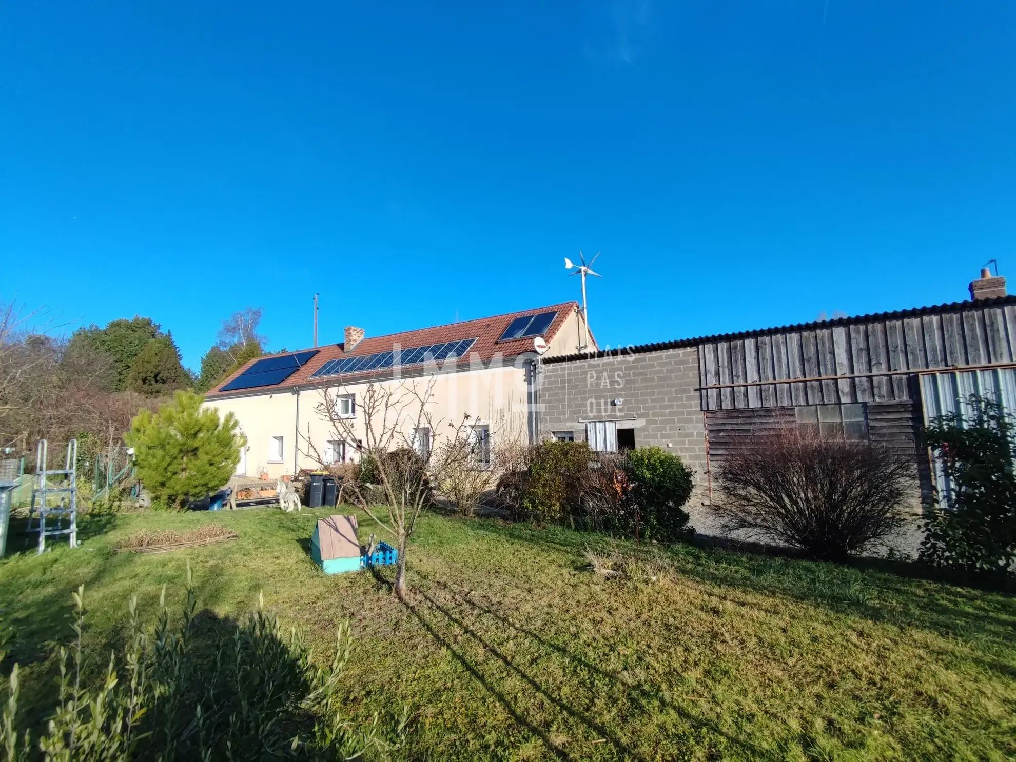 Maison rénovée avec studio indépendant et grand hangar à Château du Loir 