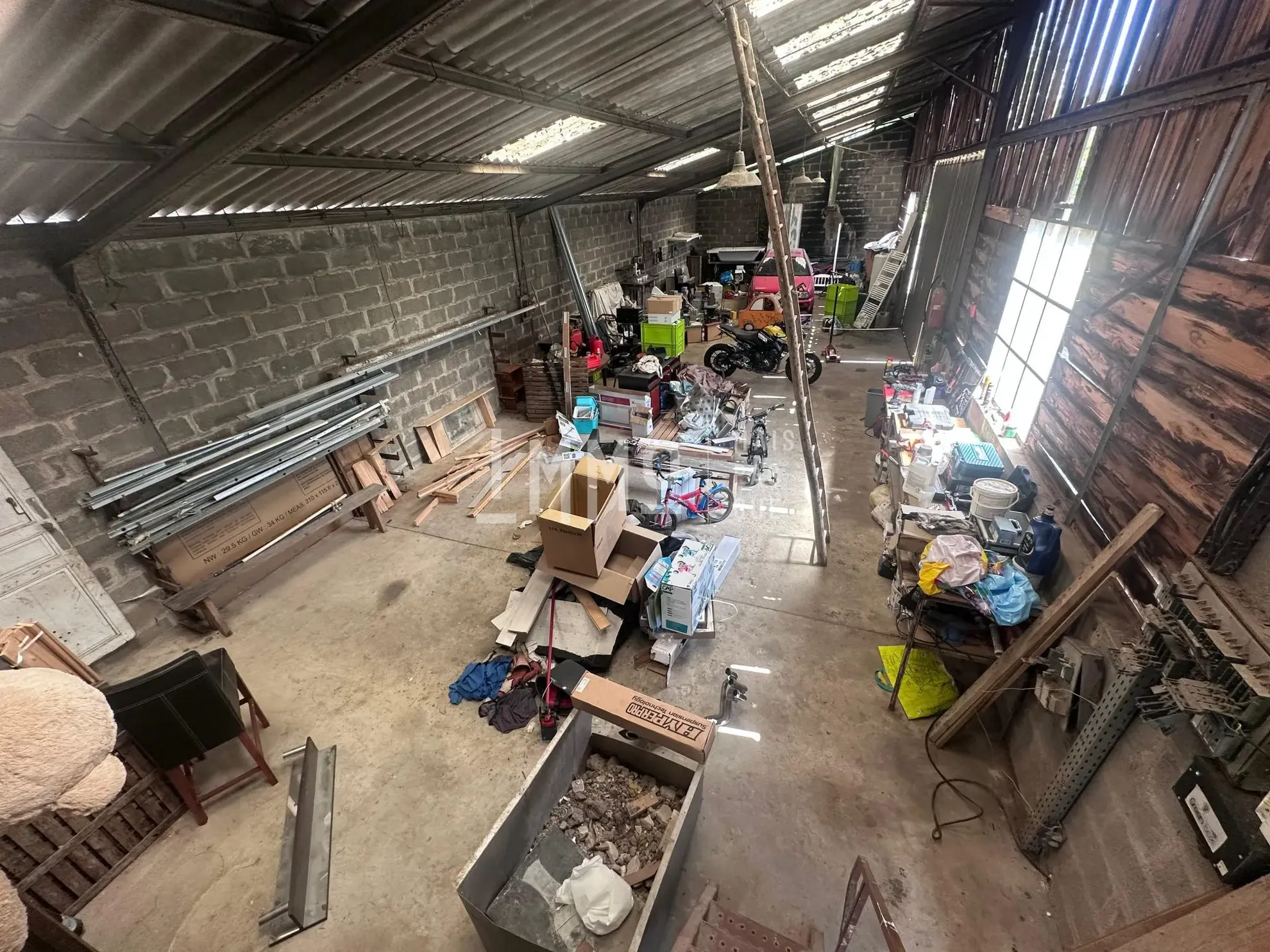 Maison rénovée avec studio indépendant et grand hangar à Château du Loir 