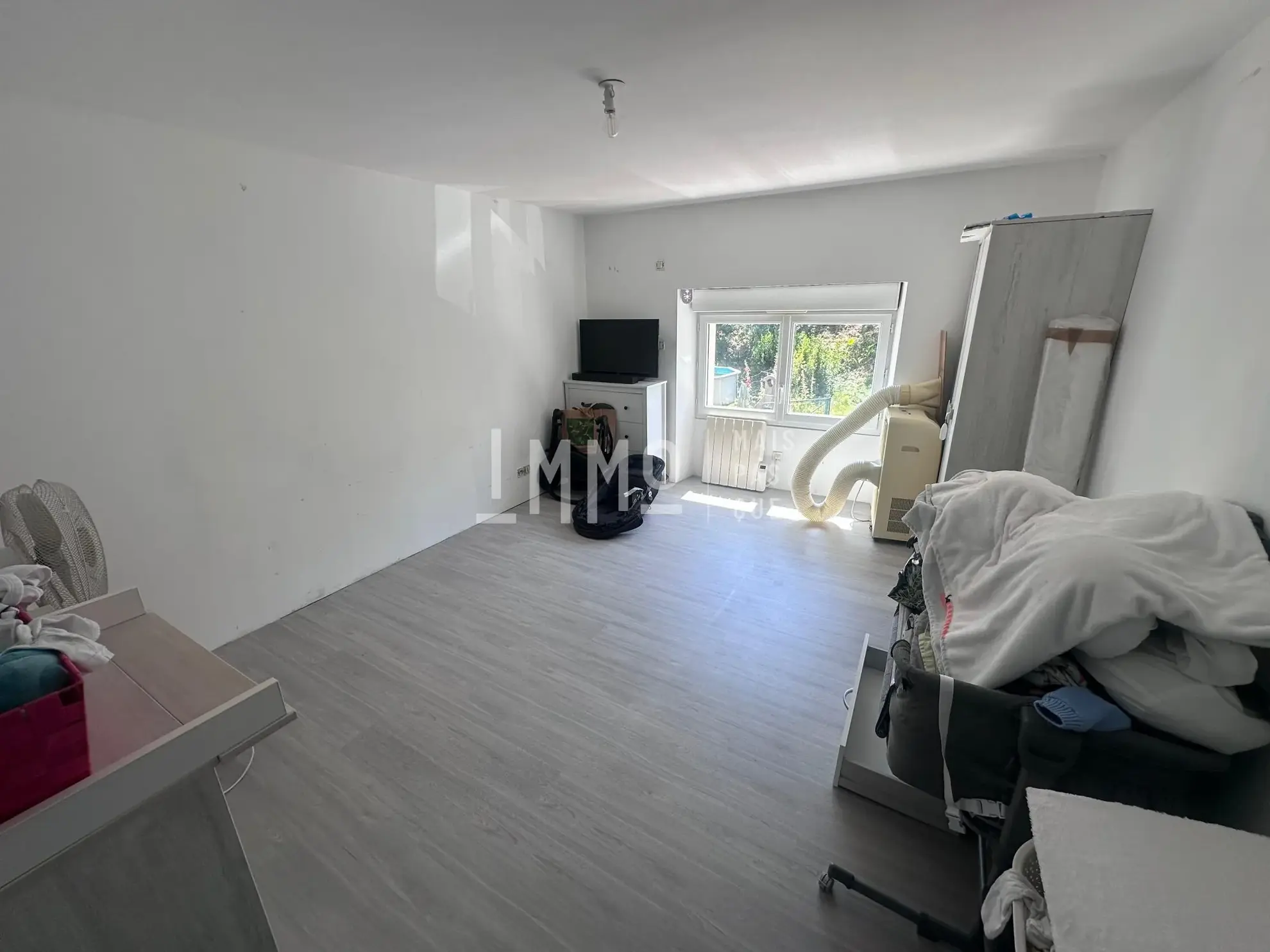 Maison rénovée avec studio indépendant et grand hangar à Château du Loir 