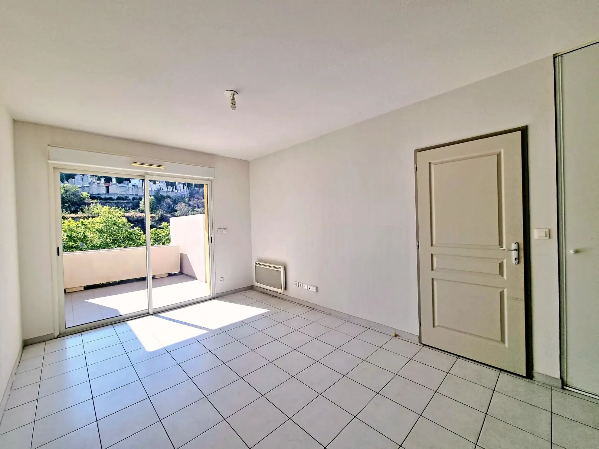 Investissement locatif : T2 de 38 m² avec terrasse à Béziers, secteur Péch de la Galinière 