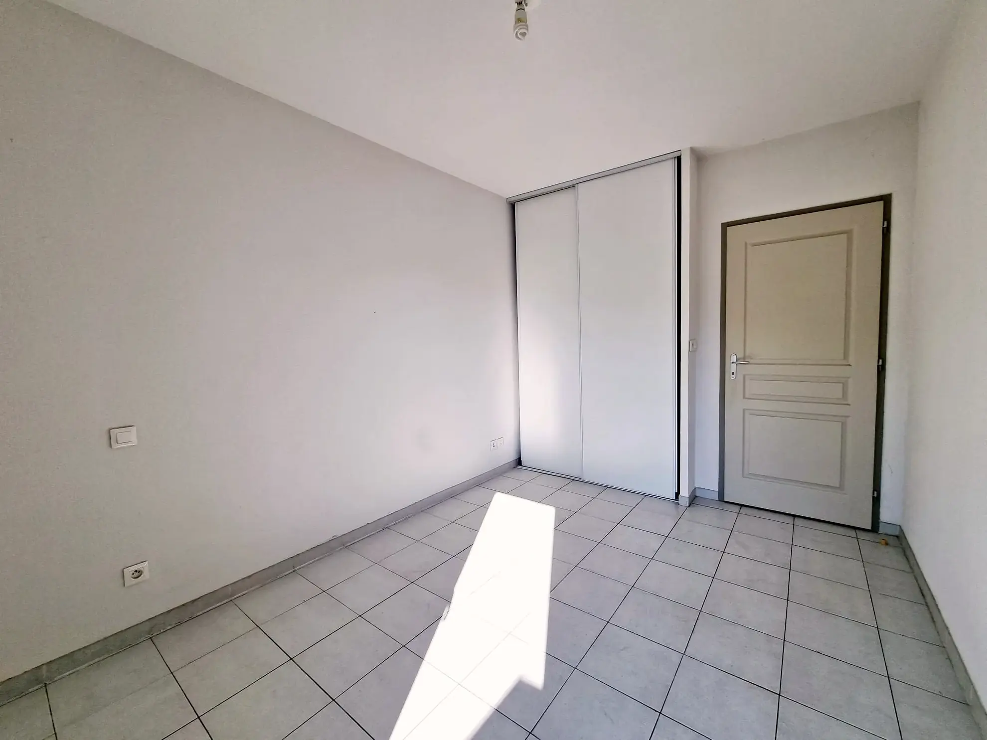 Investissement locatif : T2 de 38 m² avec terrasse à Béziers, secteur Péch de la Galinière 