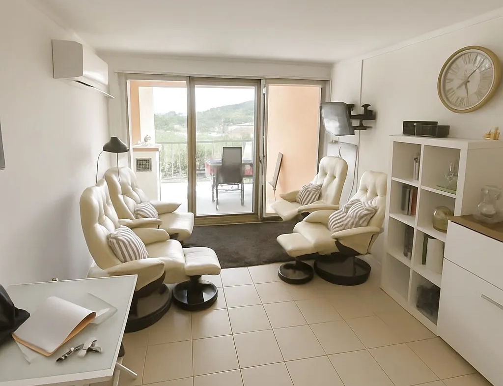 Appartement 2 pièces à Gassin avec vue sur piscine, proche plage et parking privé 