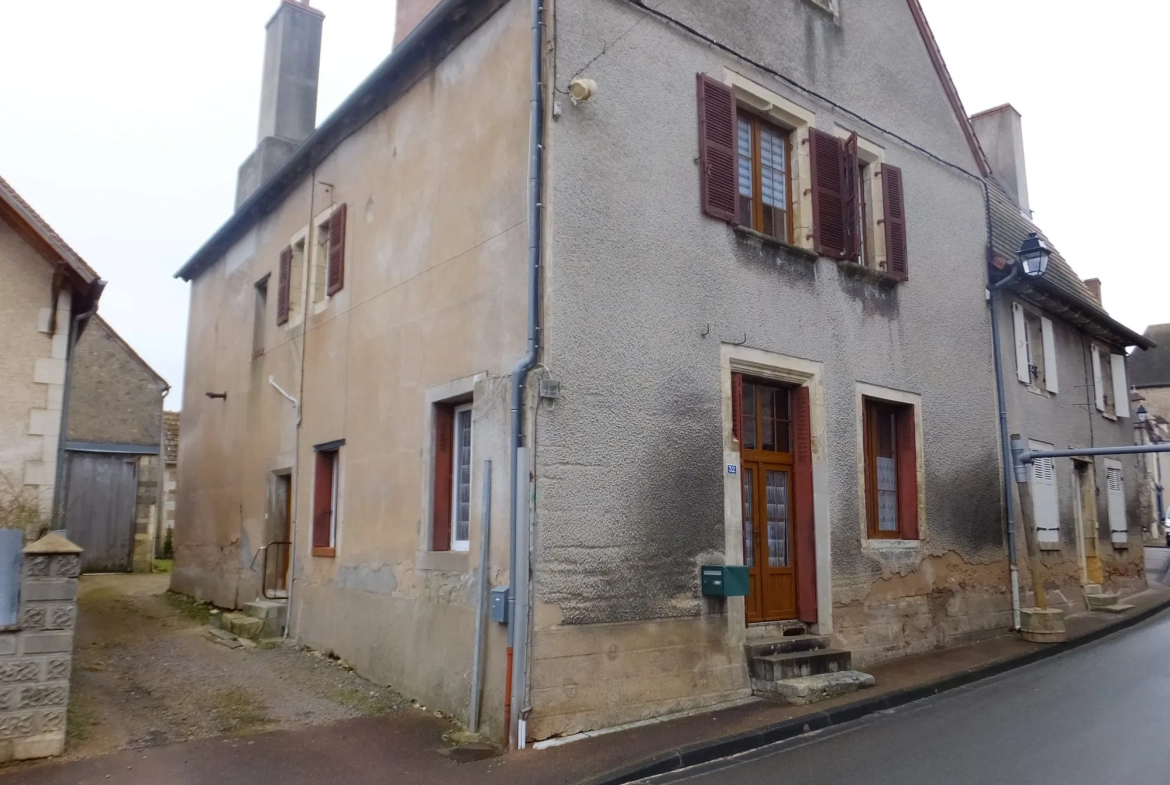 Immeuble de rapport à vendre à Ainay-le-Château - Opportunité d'investissement 