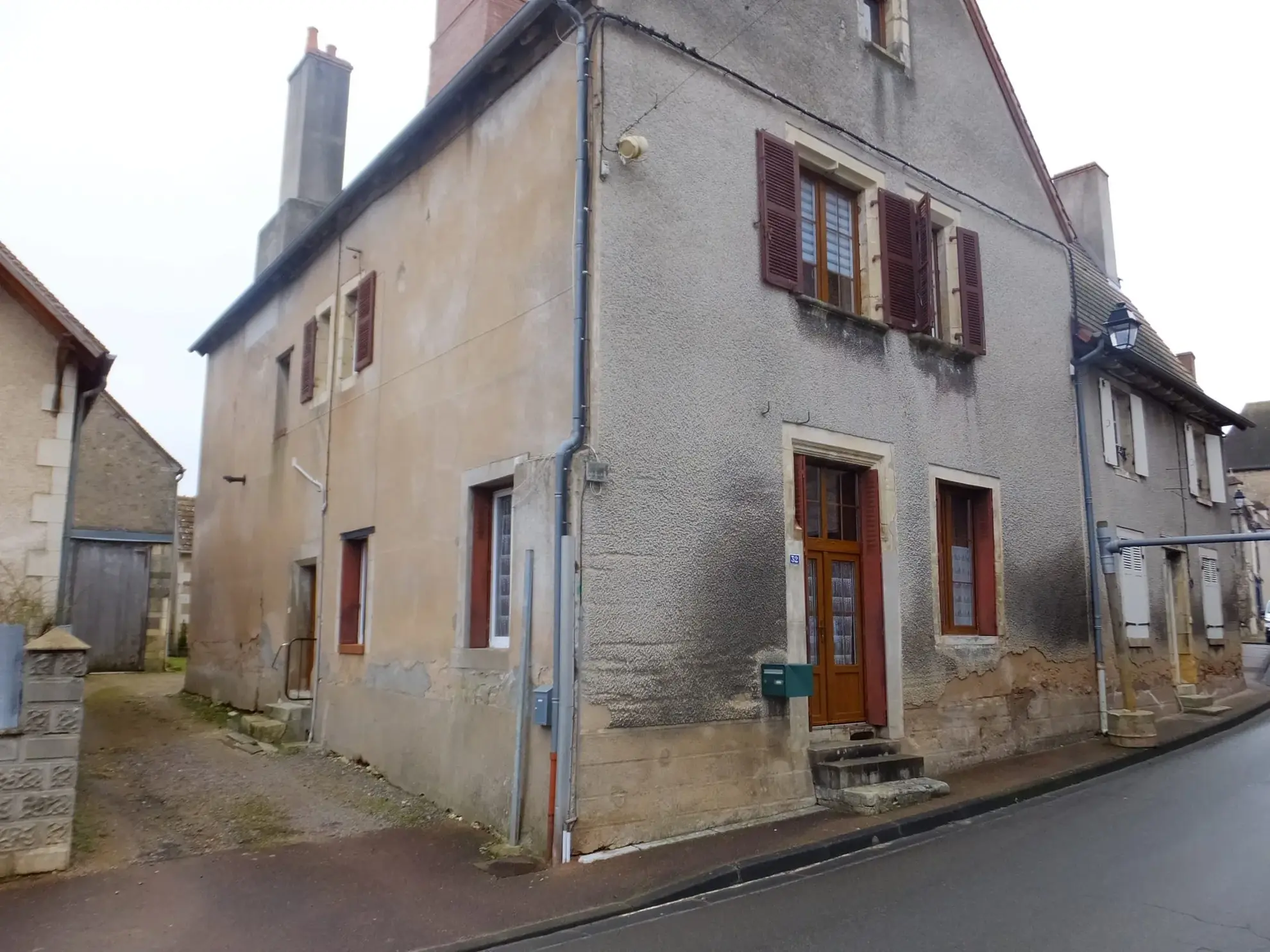 Immeuble de rapport à vendre à Ainay-le-Château - Opportunité d'investissement 