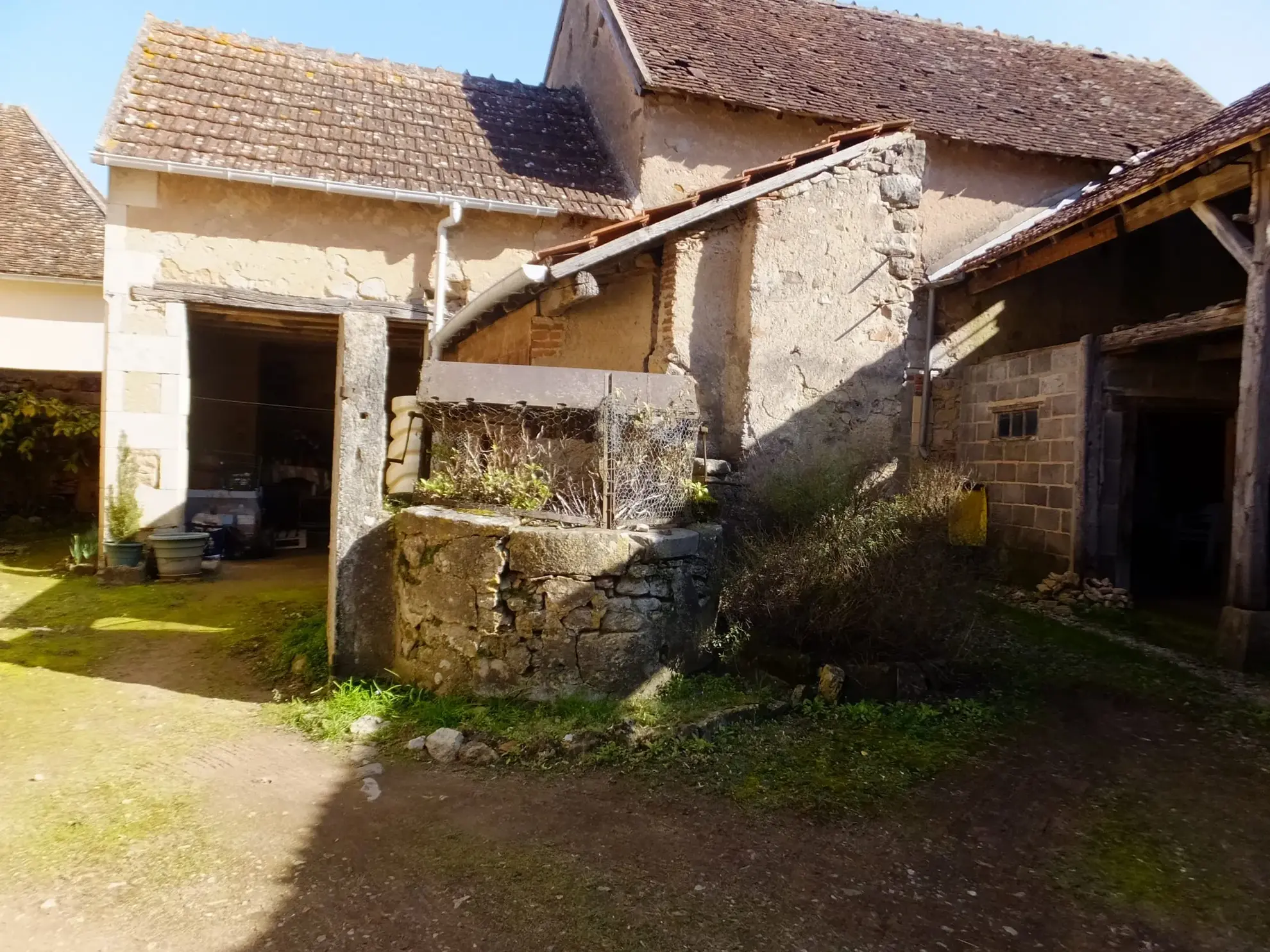 Immeuble de rapport à vendre à Ainay-le-Château - Opportunité d'investissement 