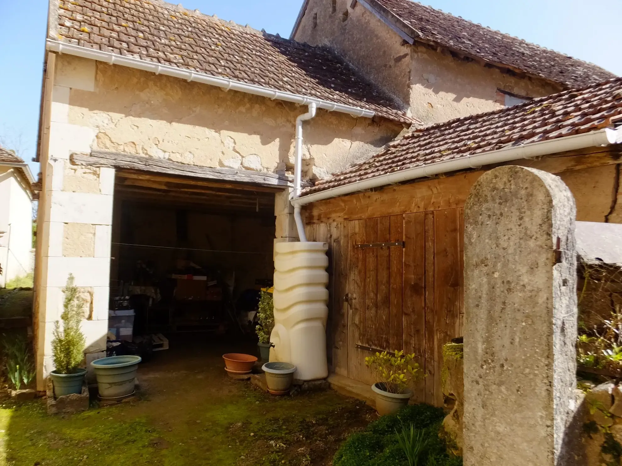 Immeuble de rapport à vendre à Ainay-le-Château - Opportunité d'investissement 