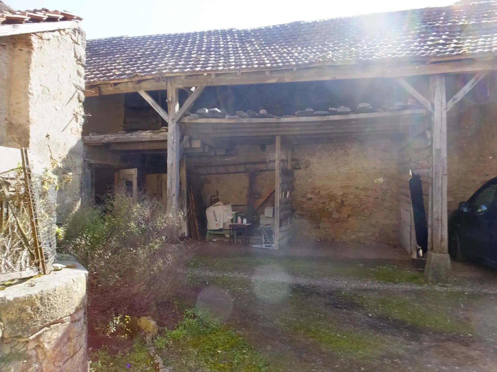 Immeuble de rapport à vendre à Ainay-le-Château - Opportunité d'investissement 