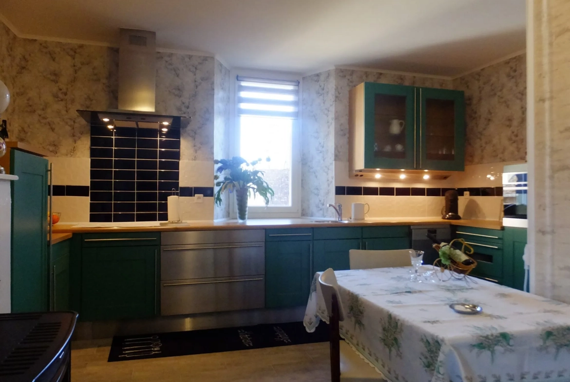 Immeuble de rapport à vendre à Ainay-le-Château - Opportunité d'investissement 