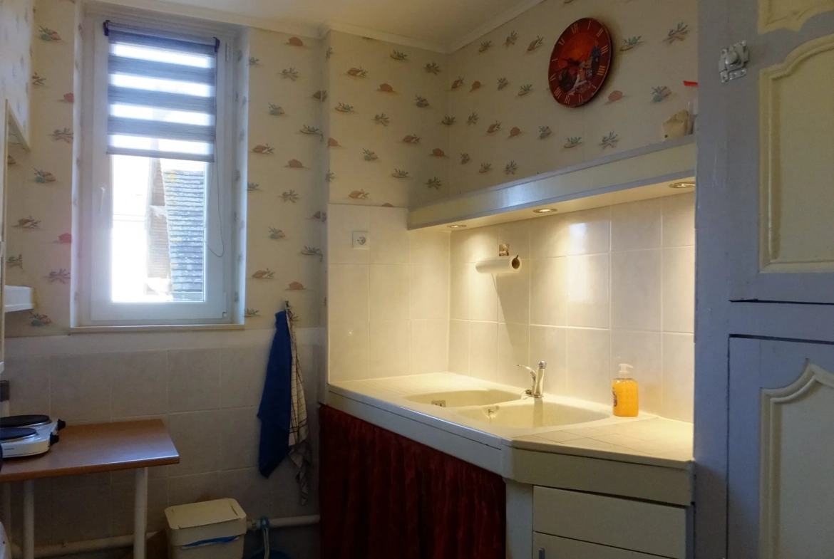 Immeuble de rapport à vendre à Ainay-le-Château - Opportunité d'investissement 