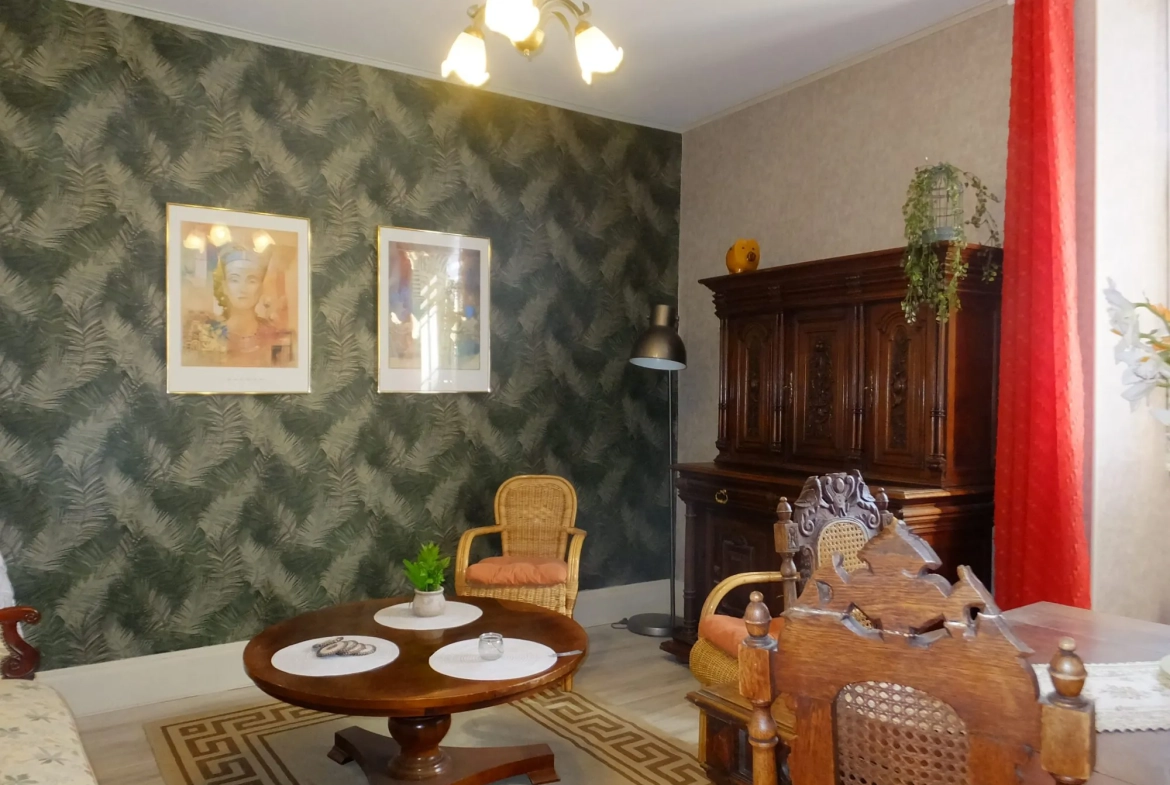 Immeuble de rapport à vendre à Ainay-le-Château - Opportunité d'investissement 
