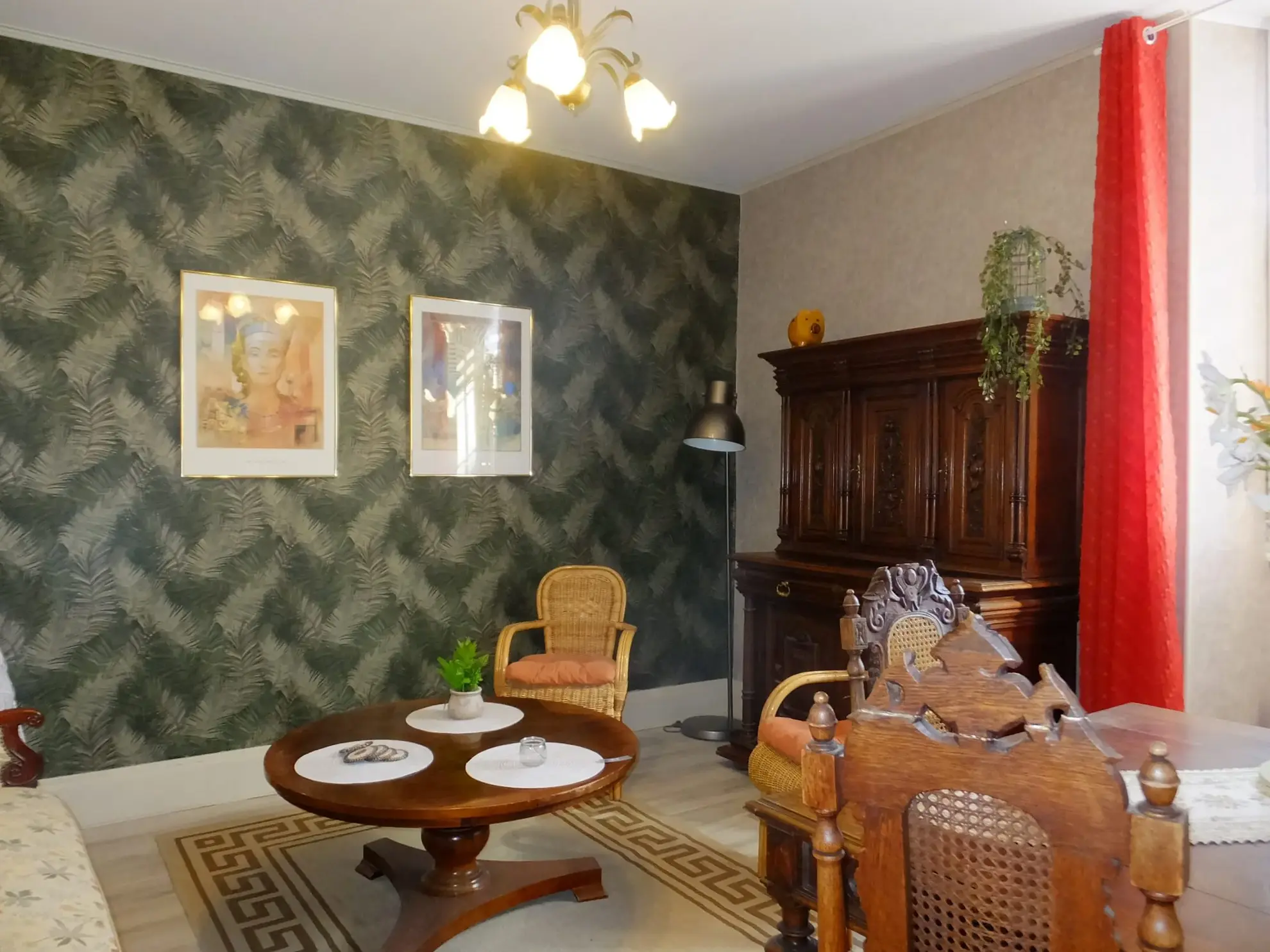 Immeuble de rapport à vendre à Ainay-le-Château - Opportunité d'investissement 