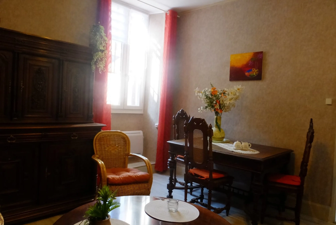 Immeuble de rapport à vendre à Ainay-le-Château - Opportunité d'investissement 