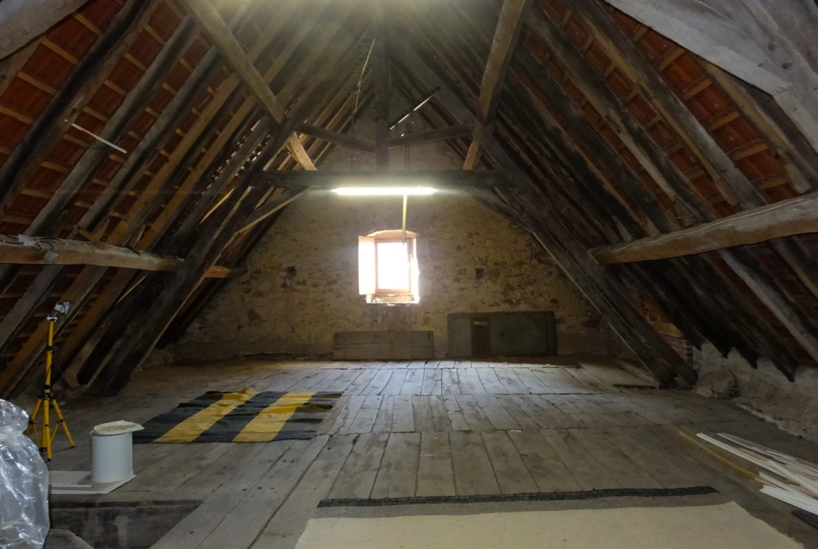 Immeuble de rapport à vendre à Ainay-le-Château - Opportunité d'investissement 