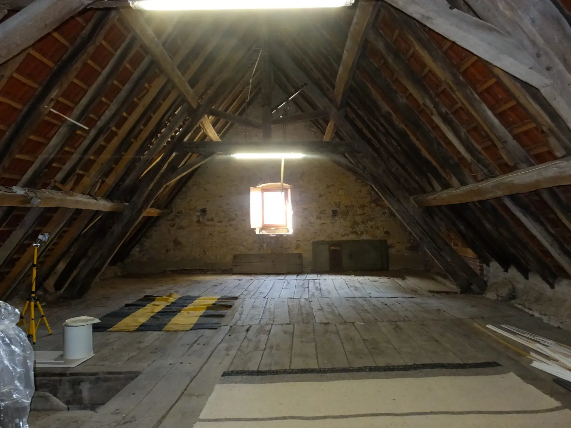 Immeuble de rapport à vendre à Ainay-le-Château - Opportunité d'investissement 