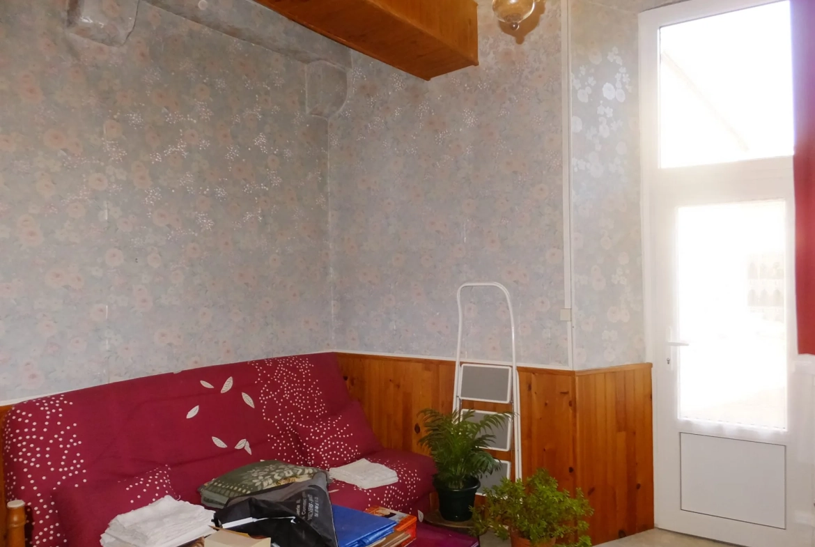 Immeuble de rapport à vendre à Ainay-le-Château - Opportunité d'investissement 