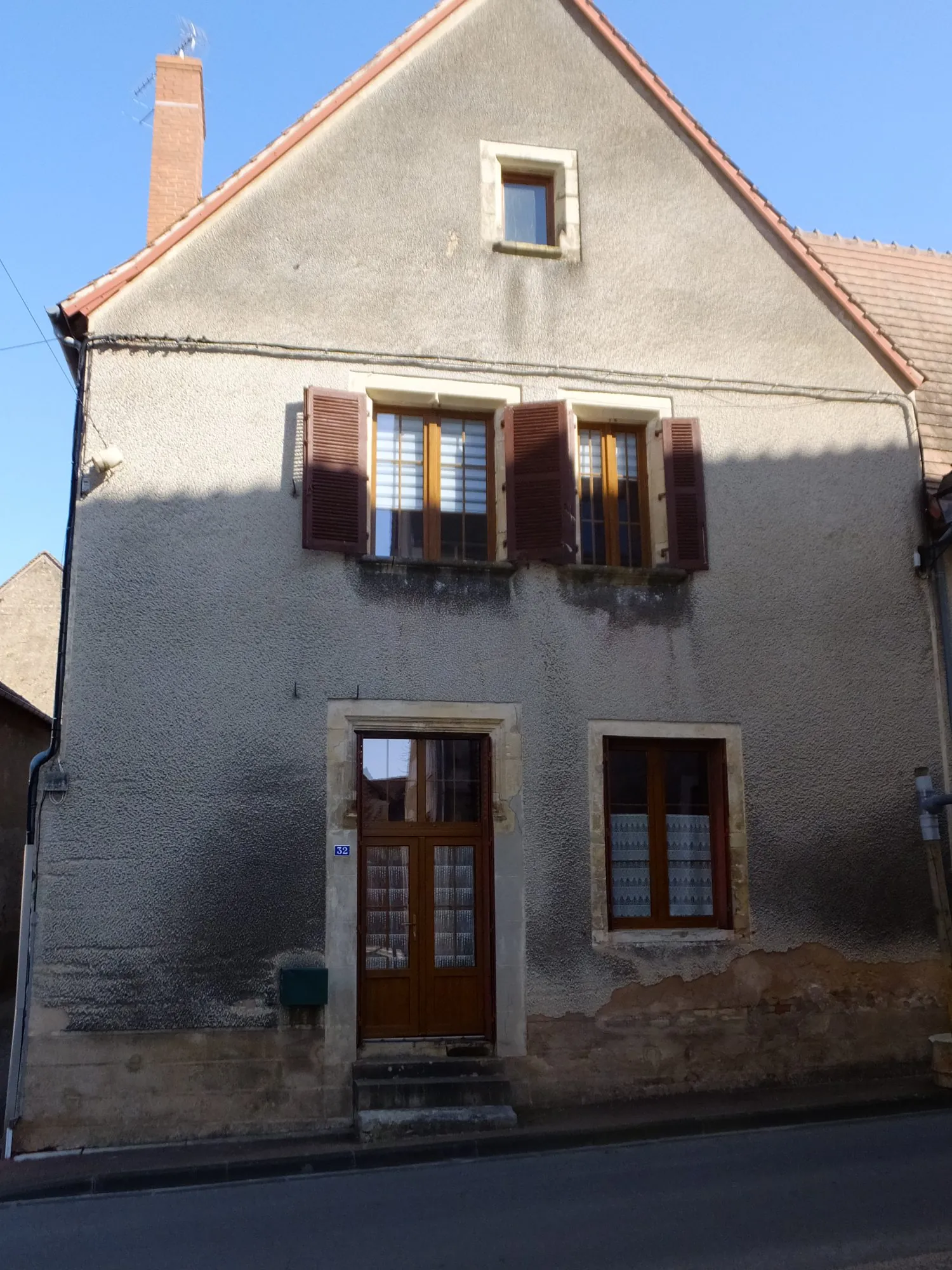 Immeuble de rapport à vendre à Ainay-le-Château - Opportunité d'investissement 