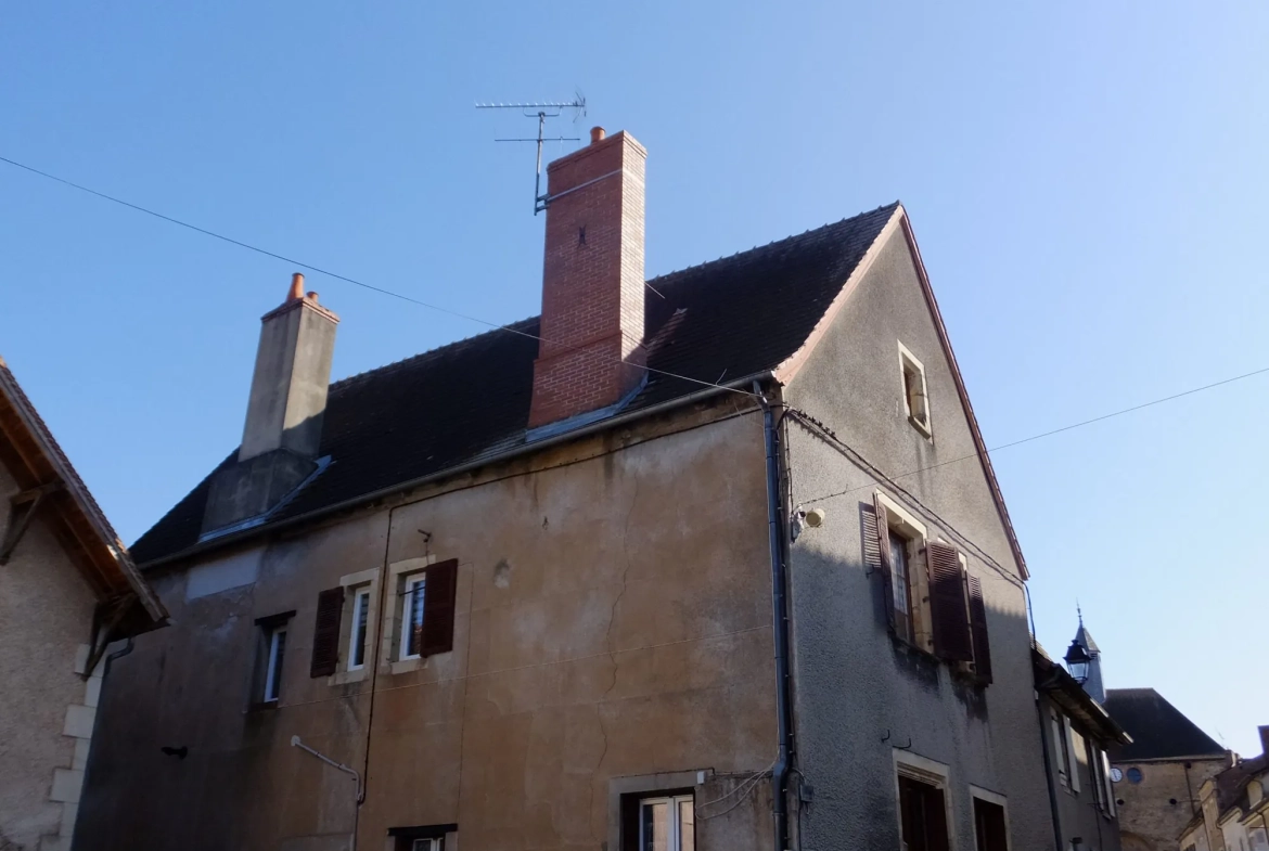 Immeuble de rapport à vendre à Ainay-le-Château - Opportunité d'investissement 