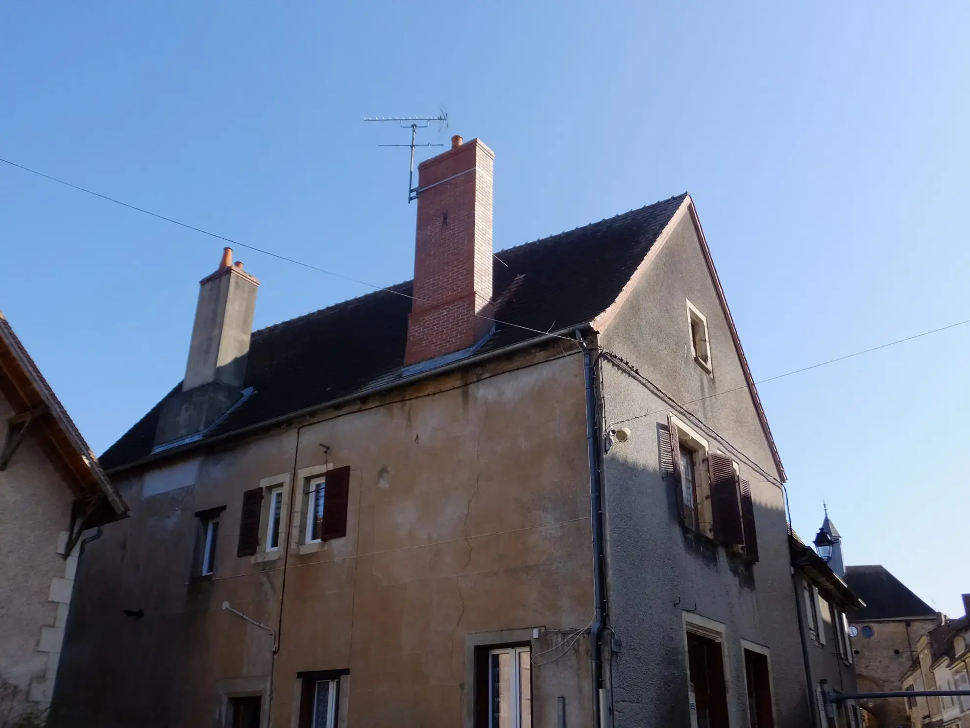 Immeuble de rapport à vendre à Ainay-le-Château - Opportunité d'investissement 