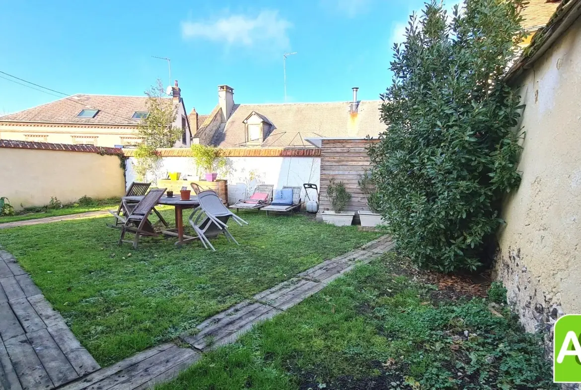 Jolie maison avec jardin à Bréval, proche commerces, 3 chambres, terrain clos, idéalement située 