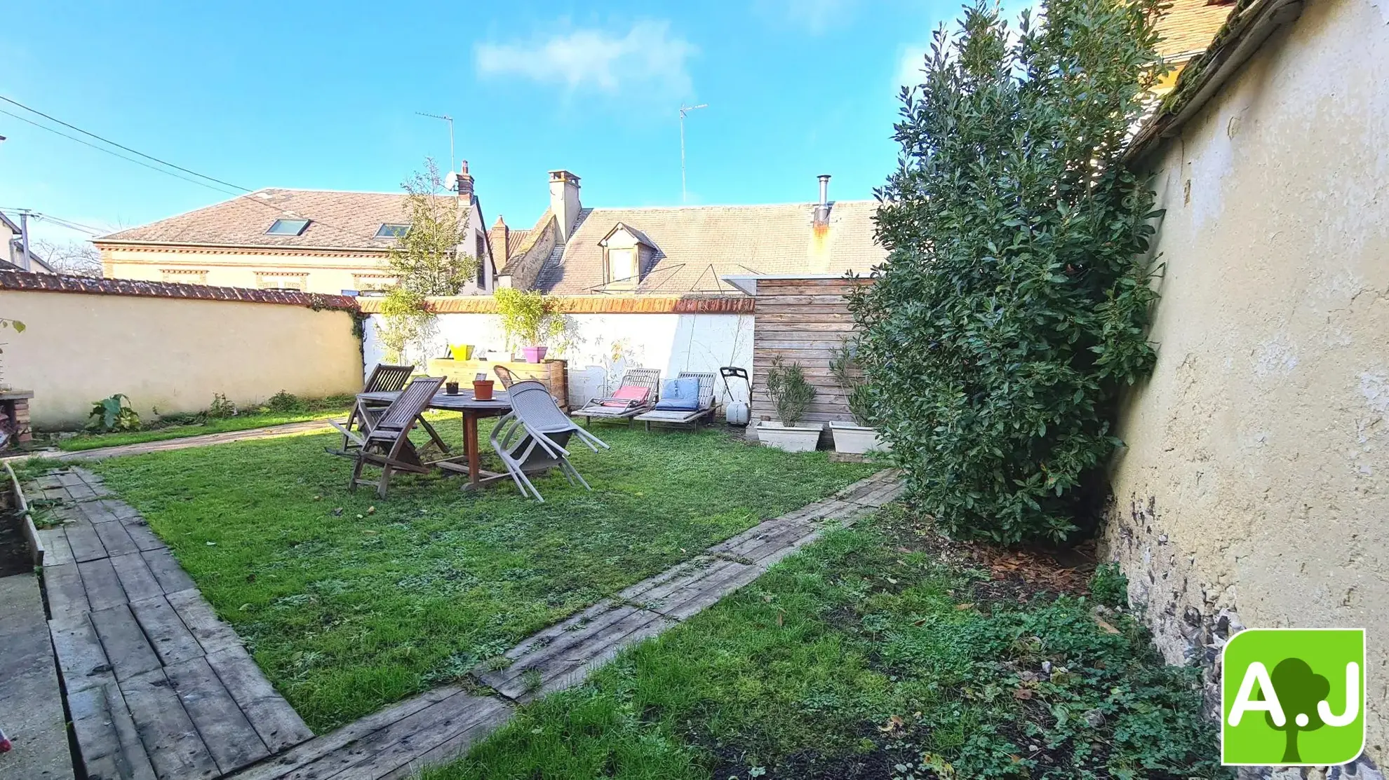 Jolie maison avec jardin à Bréval, proche commerces, 3 chambres, terrain clos, idéalement située 