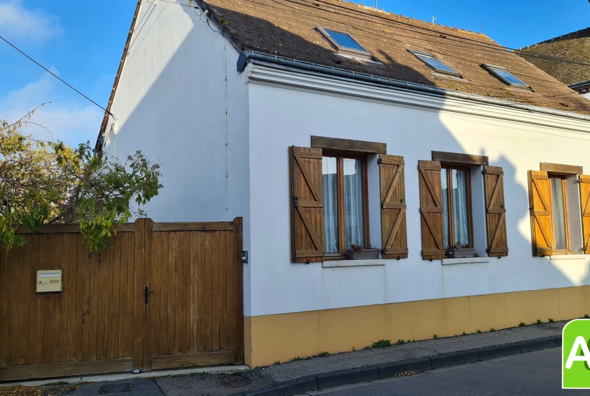 façade côté rue Jolie maison avec jardin à Bréval, proche commerces, 3 chambres, terrain clos, idéalement située 
