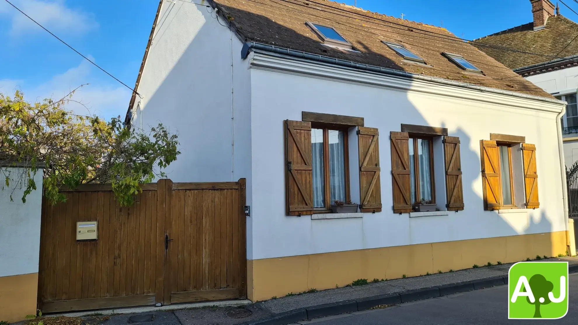 façade côté rue Jolie maison avec jardin à Bréval, proche commerces, 3 chambres, terrain clos, idéalement située 