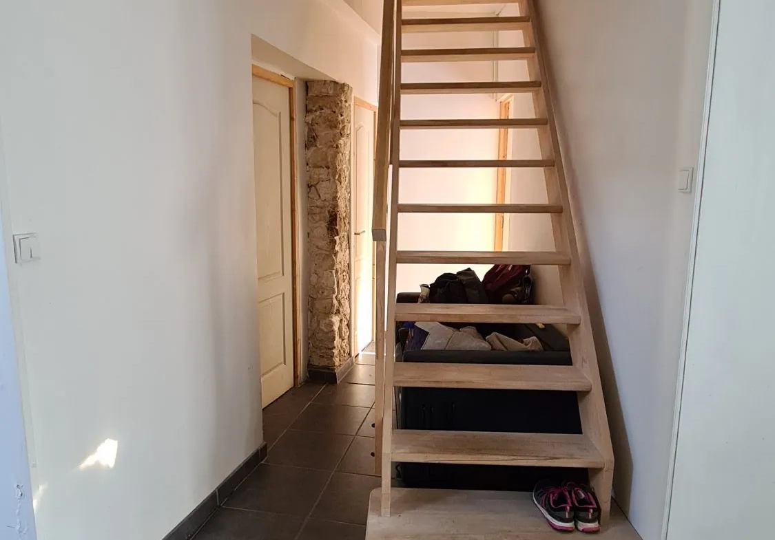 Jolie maison avec jardin à Bréval, proche commerces, 3 chambres, terrain clos, idéalement située 