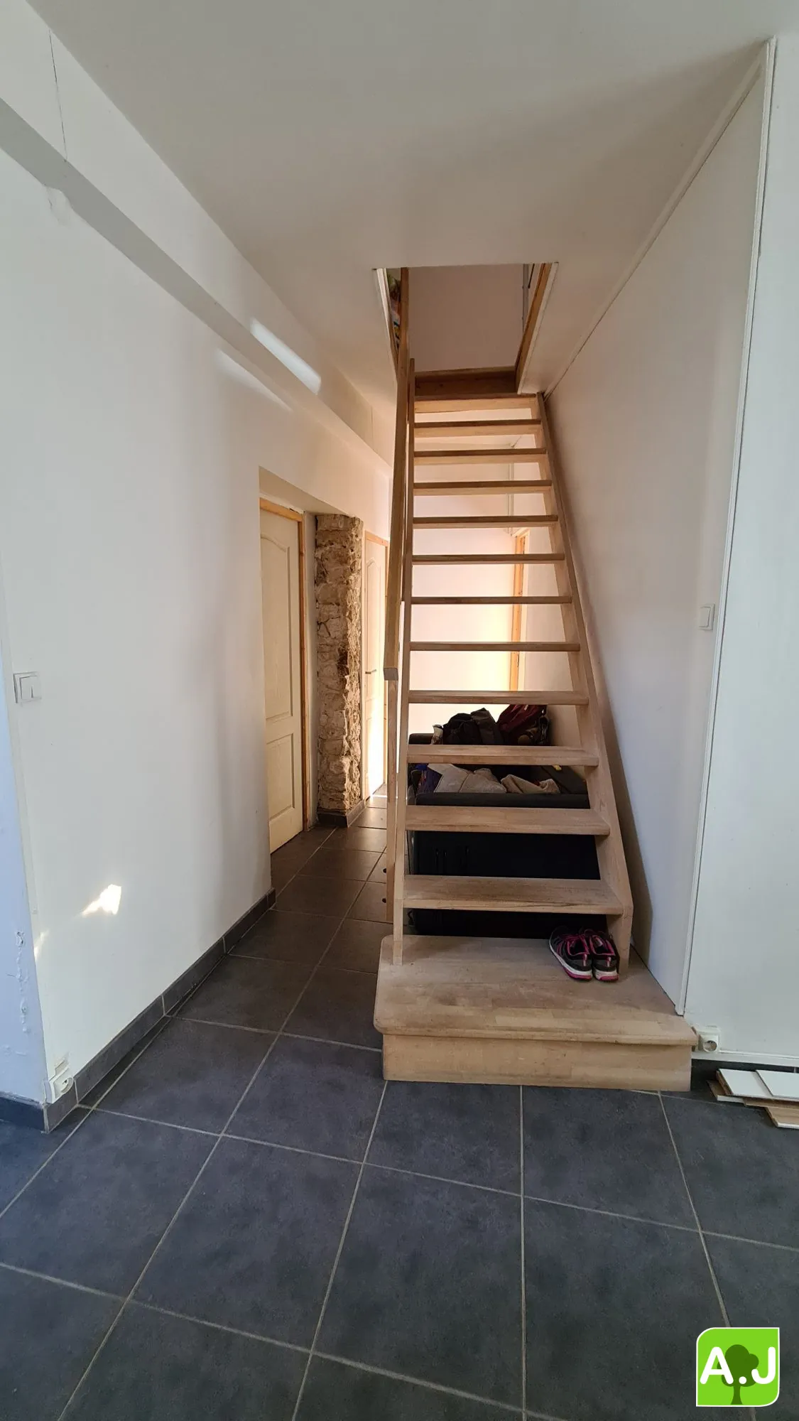 Jolie maison avec jardin à Bréval, proche commerces, 3 chambres, terrain clos, idéalement située 