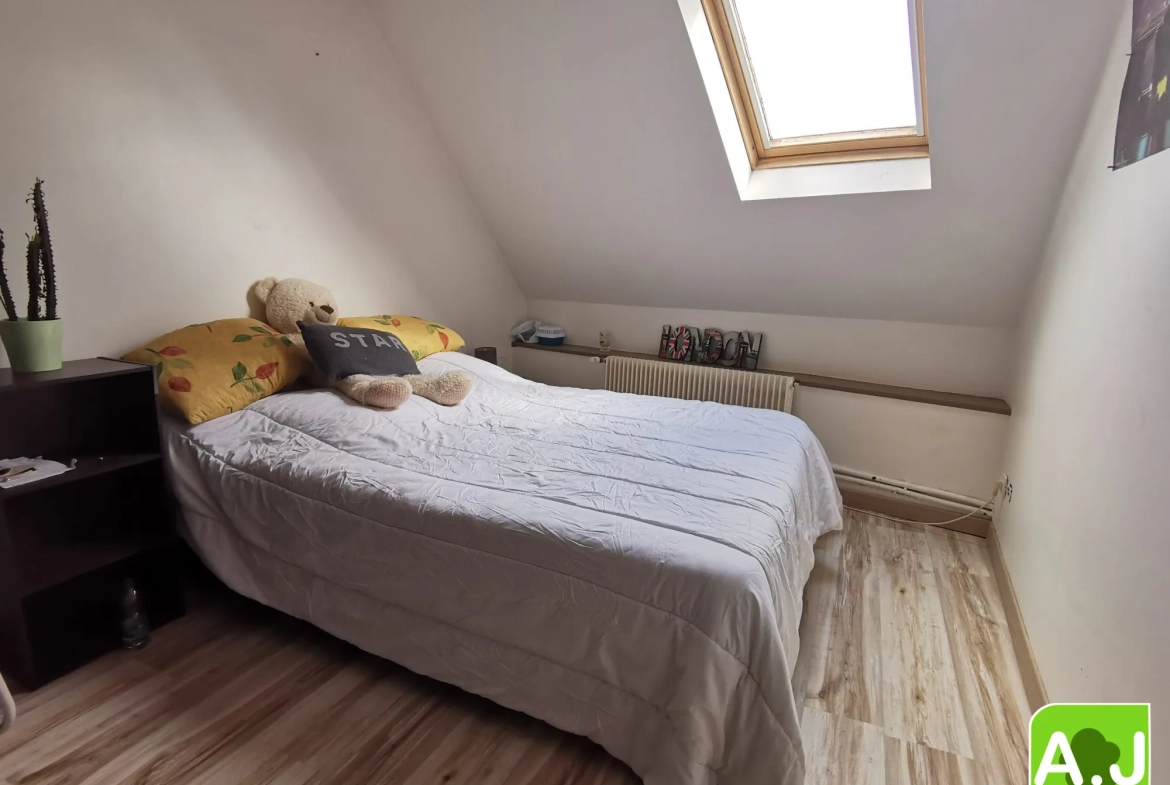 Jolie maison avec jardin à Bréval, proche commerces, 3 chambres, terrain clos, idéalement située 